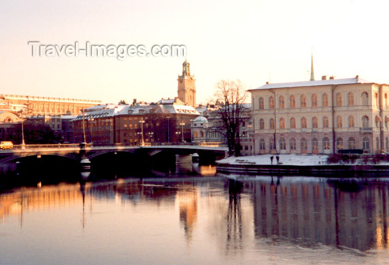 sweden21: Sweden - Stockholm: Vasabron bridge into Gamla Stan - Storkyrkan (photo by M.Torres) - (c) Travel-Images.com - Stock Photography agency - Image Bank