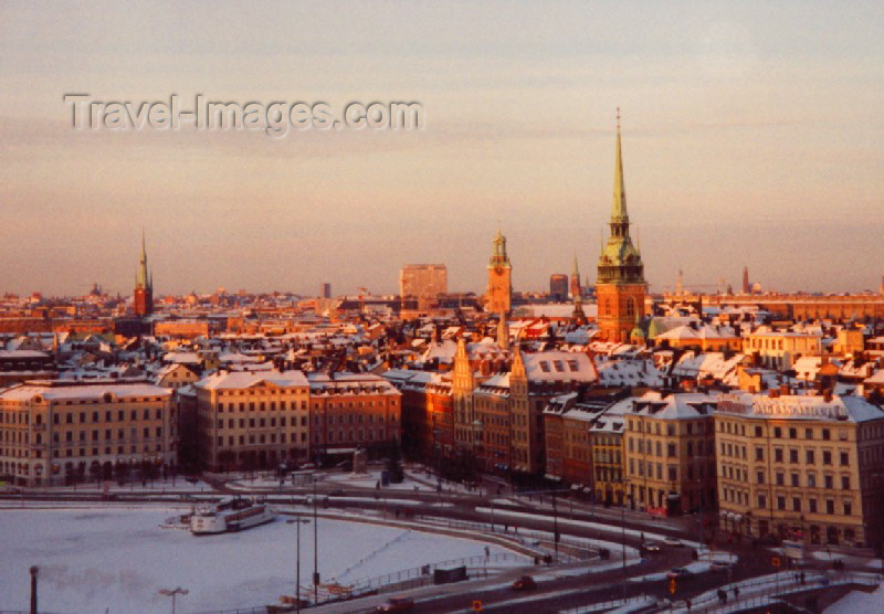 sweden25: Sweden - Stockholm: Tyskakyrkan and the Kornhamnstorg square - Gamla Stan - Utsikt från Katarinahissen mot Kornhamnstorg i vinterskrud (photo by M.Torres) - (c) Travel-Images.com - Stock Photography agency - Image Bank