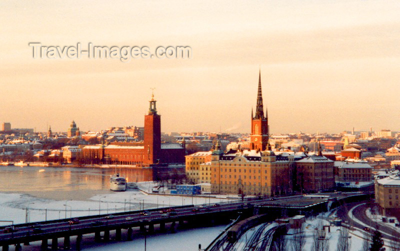 sweden4: Sweden - Sverige - Stockholm:  converging - Riddarholmen and  the city hall from the south / Centralbron, Munkbroleden, Kommerskollegium - Riddarholmen, Ganla Stan, Stadshuset (photo by M.Torres) - (c) Travel-Images.com - Stock Photography agency - Image Bank