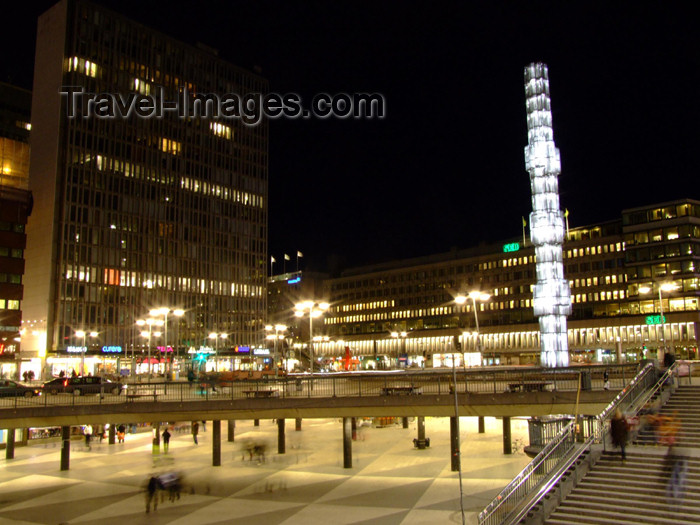 sweden67: Sweden - Stockholm: column on Sergels Torg - Kristall-vertikal accent, by artist by Edvin Öhrström - pillar - Stockholm at night - named after sculptor Johan Tobias Sergel - glass obelisk (photo by M.Bergsma) - (c) Travel-Images.com - Stock Photography agency - Image Bank