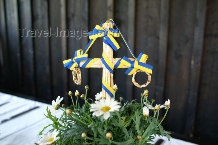 sweden73: Älvdalen, Dalarnas län, Sweden: Mini midsummer pole - cross with Swedish colours - photo by A.Ferrari - (c) Travel-Images.com - Stock Photography agency - Image Bank