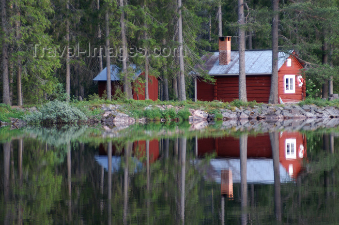 sweden83: Älvdalen, Dalarnas län, Sweden: red cottage by the lake Navarsjö in the evening light - photo by A.Ferrari - (c) Travel-Images.com - Stock Photography agency - Image Bank