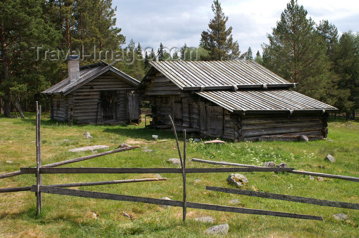 sweden87: Älvdalen, Dalarnas län, Sweden: wooden houses - ecological farm - photo by A.Ferrari - (c) Travel-Images.com - Stock Photography agency - Image Bank