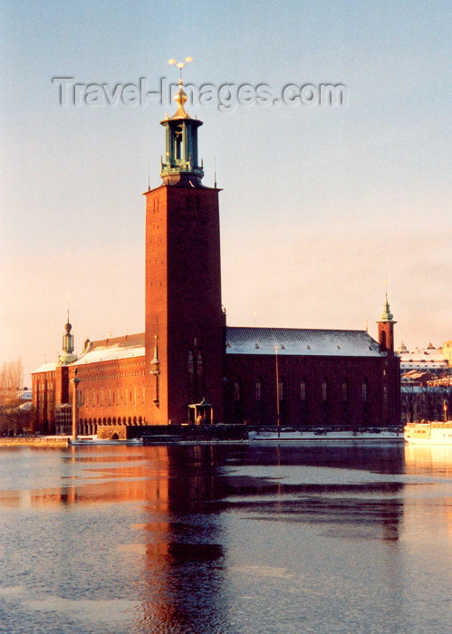 sweden9: Sweden / Schweden - Stockholm: City hall tower with the Tre Kroner - the Stadshuset, architect: Ragnar Ostberg - Kungsholmen (photo by M.Torres) - (c) Travel-Images.com - Stock Photography agency - Image Bank