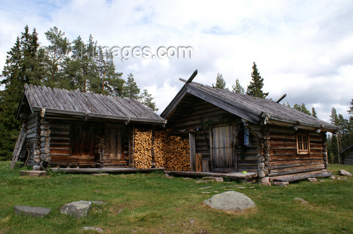 sweden90: Älvdalen, Dalarnas län, Sweden: wooden houses - ecological farm - photo by A.Ferrari - (c) Travel-Images.com - Stock Photography agency - Image Bank