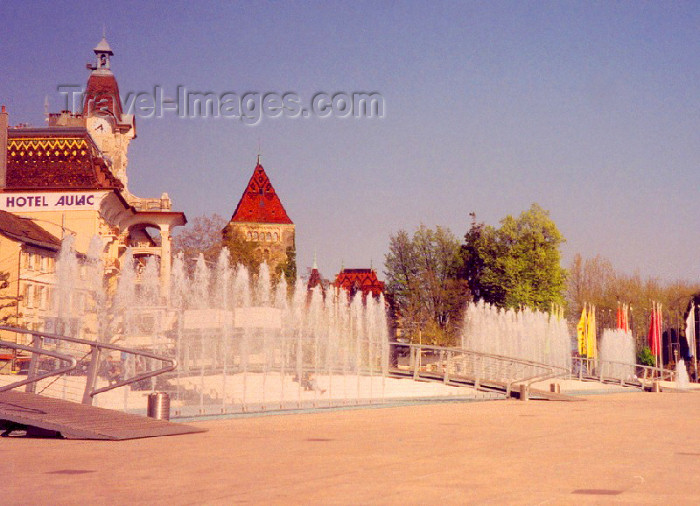 switz1: Switzerland - Switzerland - Lausanne / Losanna / QLS (Vaud Canton): fountains by the Hotel au lac - Place de la Navigation - photo by M.Torres - (c) Travel-Images.com - Stock Photography agency - Image Bank