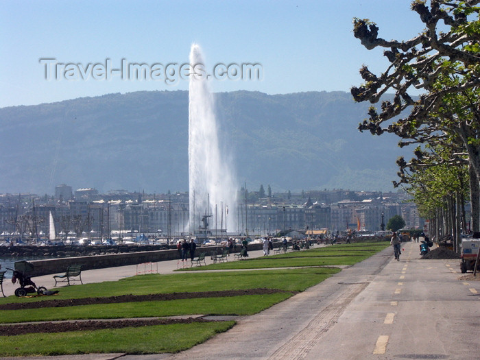 switz146: Switzerland / Suisse / Schweiz / Svizzera - Geneva / Genève / Genf / Ginevra / GVA: water jet / Jet d'eau de Genève - promenade - photo by C.Roux - (c) Travel-Images.com - Stock Photography agency - Image Bank