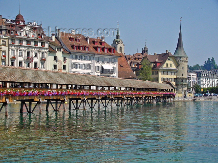 switz167: Switzerland / Suisse / Schweiz / Svizzera - Luzern / Lucerne / Lucerna: Kappelbrucke / chapel bridge (photo by Christian Roux) - (c) Travel-Images.com - Stock Photography agency - Image Bank