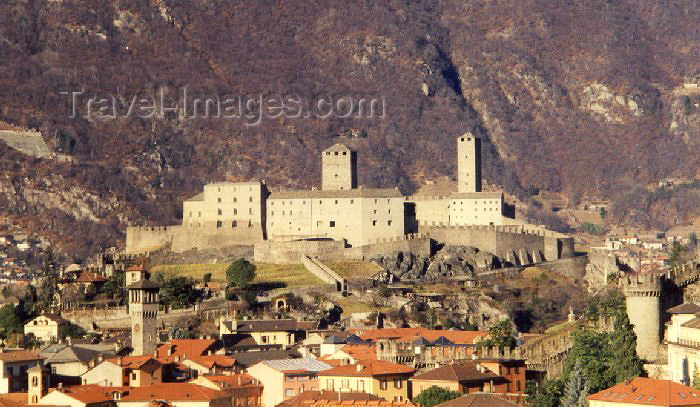 switz17: Switzerland - Bellinzona (Ticino canton): the Castelgrande dominates the town - castle (photo by M.Torres) - (c) Travel-Images.com - Stock Photography agency - Image Bank