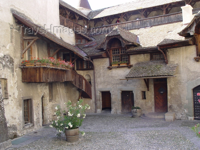 switz180: Switzerland - Suisse - Montreux: Chateau de Chillon - court (photo by Christian Roux) - (c) Travel-Images.com - Stock Photography agency - Image Bank