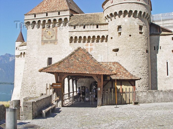 switz181: Switzerland - Suisse - Montreux: Chillon Castle - Chateau de Chillon - gate (photo by Christian Roux) - (c) Travel-Images.com - Stock Photography agency - Image Bank