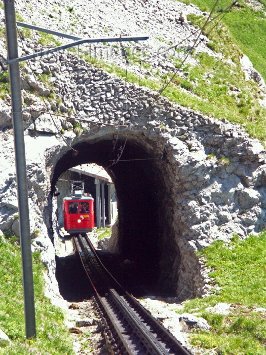 switz280: Switzerland / Suisse / Schweiz / Svizzera - Mt Pilatus: Alpanachstad - Pilatus railway - one of may tunnels / plusieurs tunnels doivent être traversés - photo by C.Roux - (c) Travel-Images.com - Stock Photography agency - Image Bank