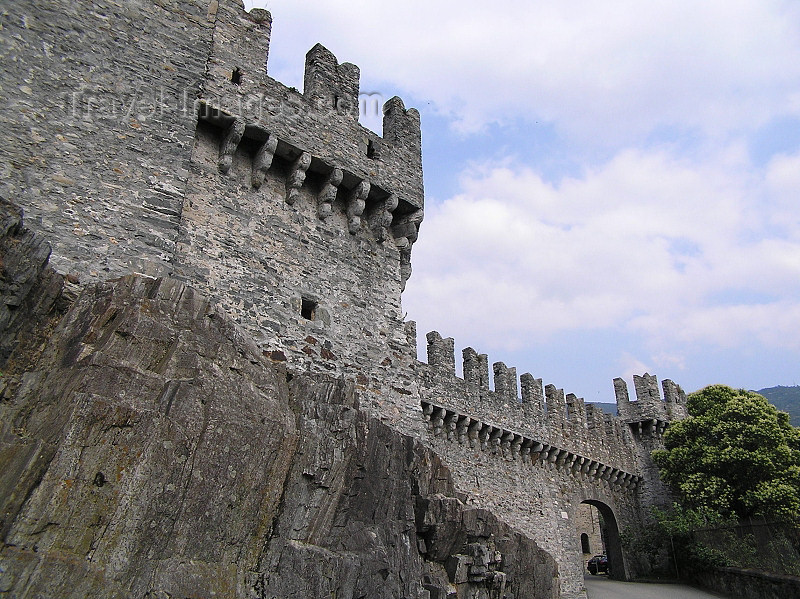 switz367: Switzerland - Bellinzona, Ticino canton: walls of the Castelgrande - photo by J.Kaman - (c) Travel-Images.com - Stock Photography agency - Image Bank