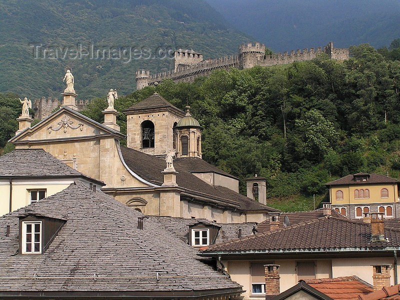 switz370: Switzerland - Bellinzona, Ticino canton: roofs and the castle - photo by J.Kaman - (c) Travel-Images.com - Stock Photography agency - Image Bank