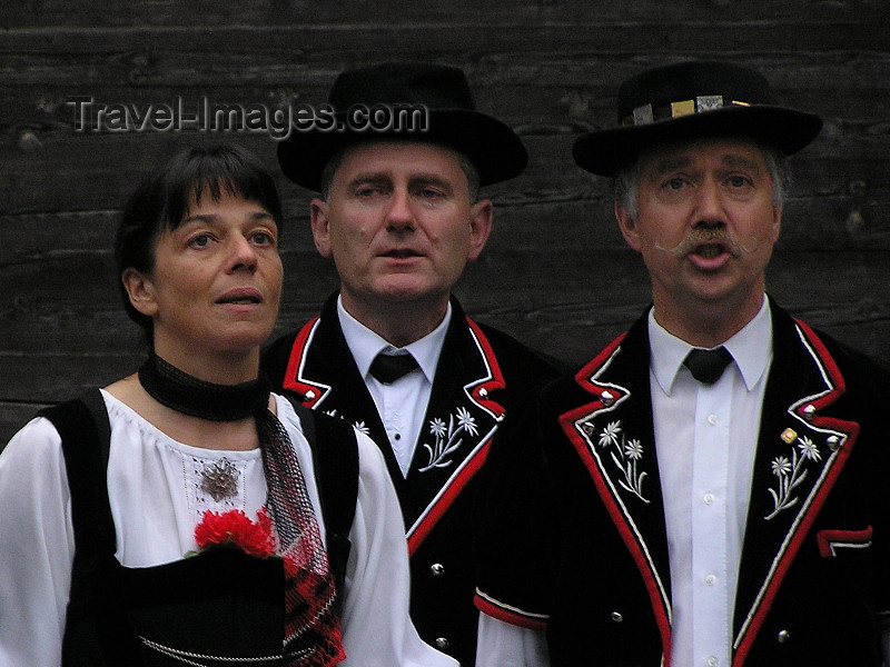 switz384: Switzerland - Bernese Alps - Lauterbrunnen - Swiss singers - photo by J.Kaman - (c) Travel-Images.com - Stock Photography agency - Image Bank