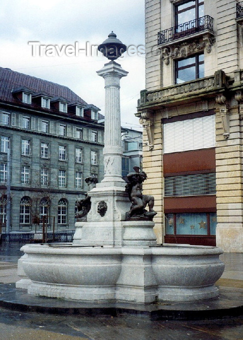 switz51: Switzerland / Suisse / Schweiz / Svizzera - Biel / Bienne (Bern canton): fountain in the central square - Zentralplatz und Springbrunnen - photo by M.Torres - (c) Travel-Images.com - Stock Photography agency - Image Bank