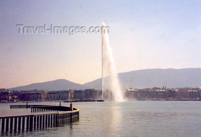 switz61: Switzerland / Suisse / Schweiz / Svizzera - Geneva / Genève / Genf / Ginevra / GVA: the water jet from Quai du Mont-Blanc / Jetée de Pâquis - Jet d'eau - photo by M.Torres - (c) Travel-Images.com - Stock Photography agency - Image Bank