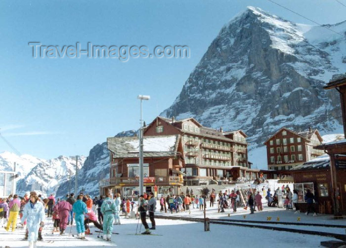 switz66: Switzerland / Suisse / Schweiz / Svizzera - Kleine Scheidegg - Berner Oberland: skiers - photo by P.Willis - (c) Travel-Images.com - Stock Photography agency - Image Bank