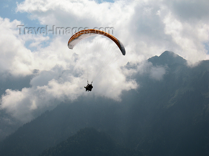 switz72: Switzerland / Suisse / Schweiz / Svizzera - Interlaken: parasailing - photo by D.Hicks - (c) Travel-Images.com - Stock Photography agency - Image Bank