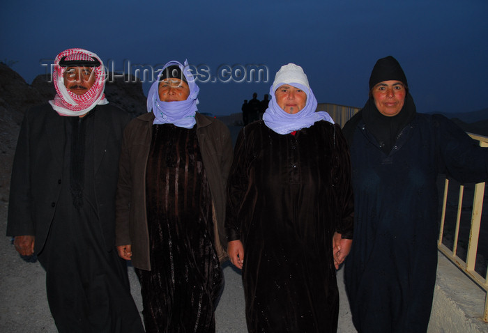 syria213: Palmyra / Tadmor, Homs governorate, Syria: a bedouin and his three wives - polygamy - photo by M.Torres / Travel-Images.com - (c) Travel-Images.com - Stock Photography agency - Image Bank