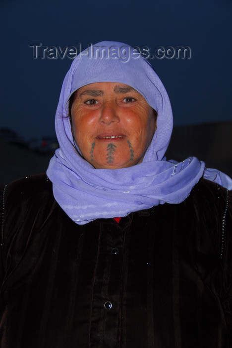 syria214: Palmyra / Tadmor, Homs governorate, Syria: bedouin lady with facial painting - photo by M.Torres / Travel-Images.com - (c) Travel-Images.com - Stock Photography agency - Image Bank