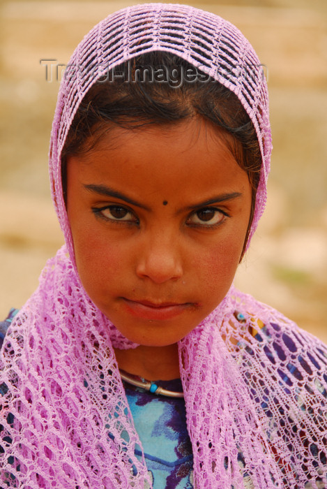 syria36: Palmyra / Tadmor, Homs governorate, Syria: Bedouin girl - photo by M.Torres / Travel-Images.com - (c) Travel-Images.com - Stock Photography agency - Image Bank