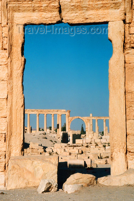 syria78: Syria - Palmyra: portal - framing the ruins - Unesco world heritage site (photo by J.Kaman) - (c) Travel-Images.com - Stock Photography agency - Image Bank