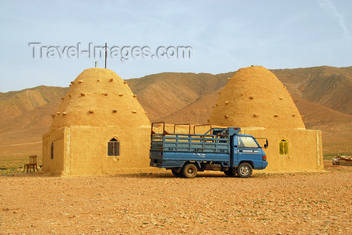 syria84: Homs governorate, Syria: beehive buildings  - photo by M.Torres / Travel-Images.com - (c) Travel-Images.com - Stock Photography agency - Image Bank