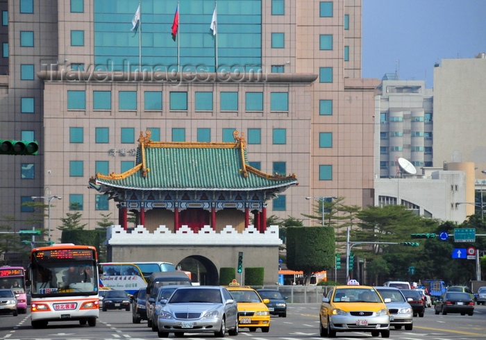 taiwan29:  Taipei, Taiwan: The East Gate - Jingfumen - traffic on Ketagalan Boulevard and the Evergreen Maritime Museum - photo by M.Torres - (c) Travel-Images.com - Stock Photography agency - Image Bank