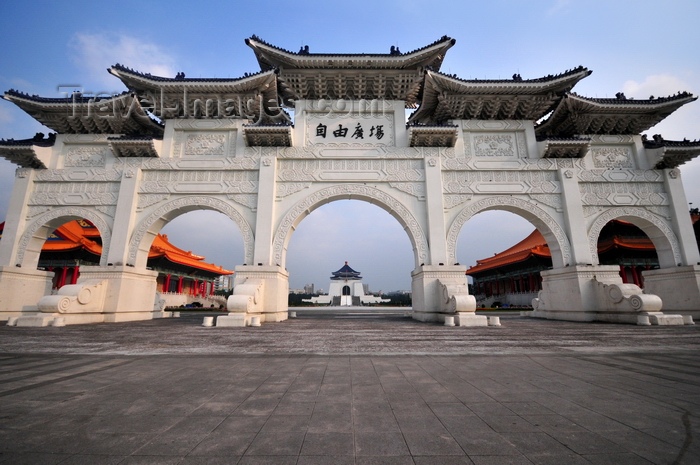 taiwan32: Taipei, Taiwan: Liberty Square main gate, known as the Gate of Integrity (paifang, a traditional Chinese arch), leading to Chiang Kai-shek Memorial Hall - photo by M.Torres - (c) Travel-Images.com - Stock Photography agency - Image Bank