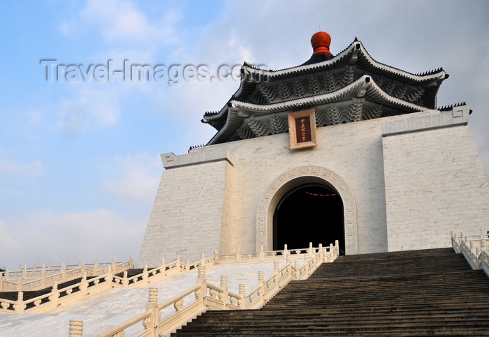 taiwan39: Taipei, Taiwan: stairs to the Chiang Kai-shek's Memorial Hall - photo by M.Torres - (c) Travel-Images.com - Stock Photography agency - Image Bank