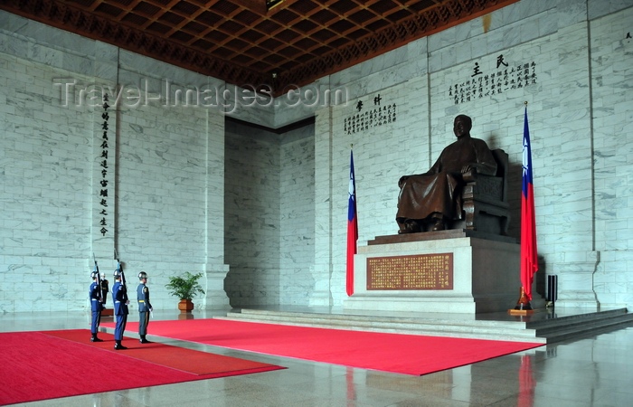 taiwan4: Taipei, Taiwan: Chiang Kai-shek Memorial Hall - large bronze statue of Chiang, flanked by ROC flags - change of the guard - photo by M.Torres - (c) Travel-Images.com - Stock Photography agency - Image Bank