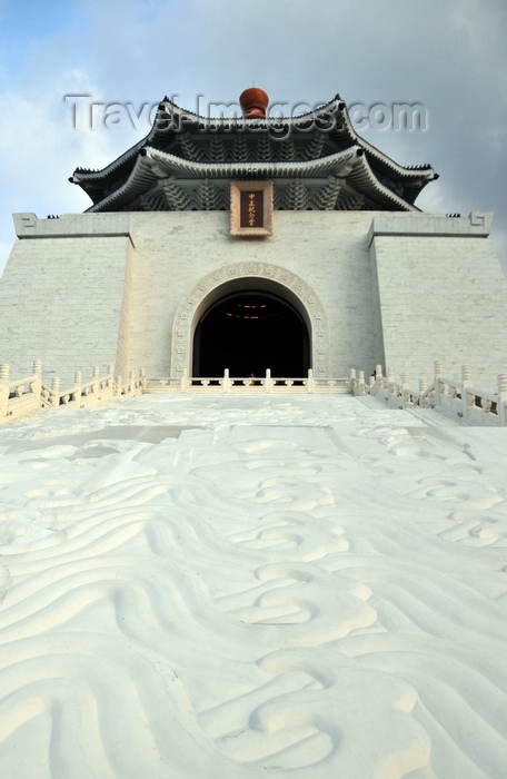 taiwan40: Taipei, Taiwan: Chiang Kai-shek's Memorial Hall - architect Yang Cho-cheng - photo by M.Torres - (c) Travel-Images.com - Stock Photography agency - Image Bank