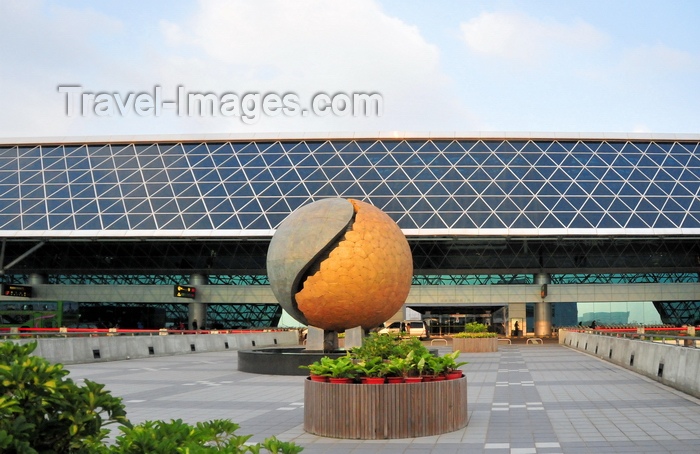 taiwan41: Taipei, Taiwan: Terminal 2 of Taiwan Taoyuan International Airport - main airport serving Taipei and northern Taiwan -  Taoism Tai Chi Symbol, the Yin and Yang - photo by M.Torres - (c) Travel-Images.com - Stock Photography agency - Image Bank