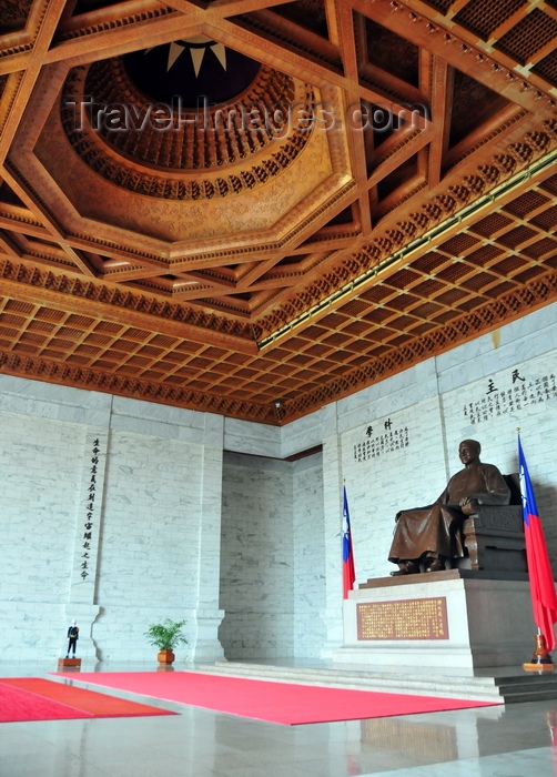 taiwan51: Taipei, Taiwan: main hall of Chiang Kai-shek Memorial - large bronze statue of Chiang, sentry and ornate ceiling - photo by M.Torres - (c) Travel-Images.com - Stock Photography agency - Image Bank