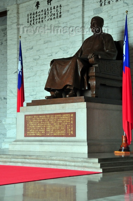 taiwan52: Taipei, Taiwan: Chiang Kai-shek Memorial Hall - large bronze statue of Chiang, flanked by ROC flags - sculptor Xie Dongliang - photo by M.Torres - (c) Travel-Images.com - Stock Photography agency - Image Bank