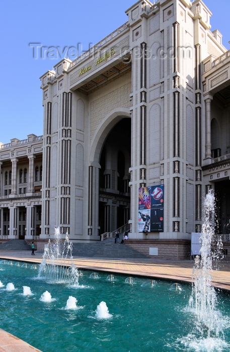 tajikistan37: Dushanbe, Tajikistan: fountains and façade of the Tajikistan National Chaikhana, the world's largest teahouse - Ismoil Somoni Avenue - photo by M.Torres - (c) Travel-Images.com - Stock Photography agency - Image Bank