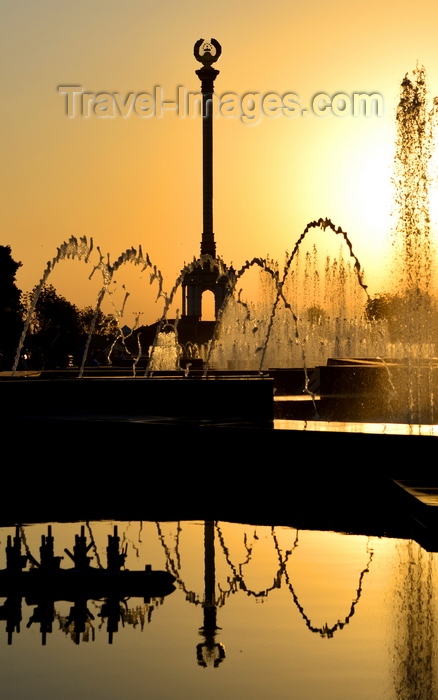 tajikistan41: Dushanbe, Tajikistan: column with the Tajikistani national coat of arms reflected in a fountain - late afternoon sun - Parchan monument - photo by M.Torres - (c) Travel-Images.com - Stock Photography agency - Image Bank