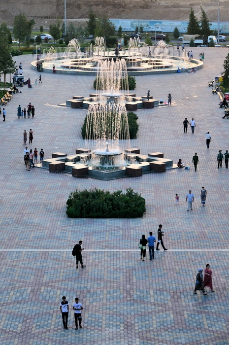tajikistan44: Dushanbe, Tajikistan: people and fountains - photo by M.Torres - (c) Travel-Images.com - Stock Photography agency - Image Bank