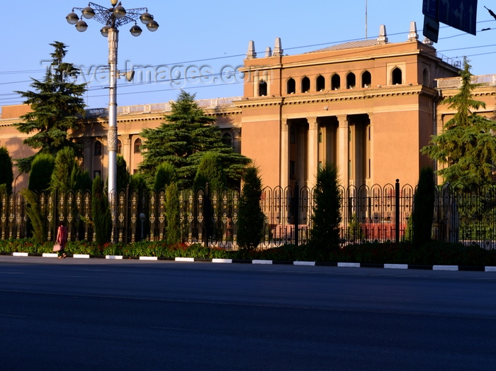 tajikistan72: Dushanbe, Tajikistan: neo-classical portico of the old presidential palace, Soviet building on Rudaki avenue - photo by M.Torres - (c) Travel-Images.com - Stock Photography agency - Image Bank