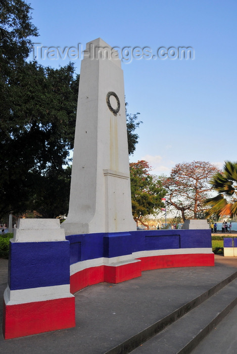 tanzania198: Dar es Salaam, Tanzania: obelisk on Sokoine Drive - photo by M.Torres - (c) Travel-Images.com - Stock Photography agency - Image Bank