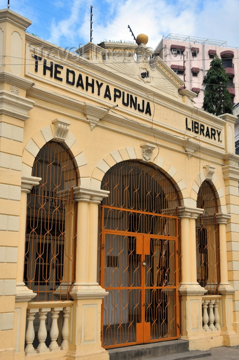 tanzania24: Dar es Salaam, Tanzania: The Dahya Punja Library - Indira Gandhi Street - photo by M.Torres - (c) Travel-Images.com - Stock Photography agency - Image Bank