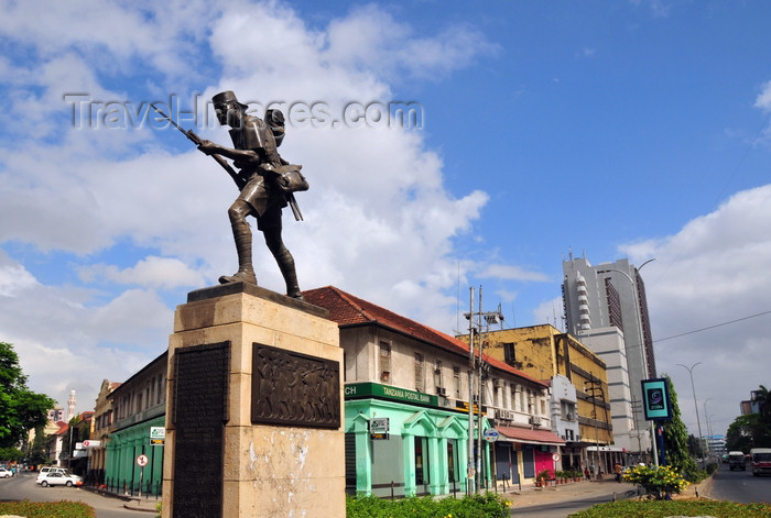 tanzania26: Dar es Salaam, Tanzania: Askari Monument - Indira Gandhi Street (left) and Azikive Street (right) - photo by M.Torres - (c) Travel-Images.com - Stock Photography agency - Image Bank