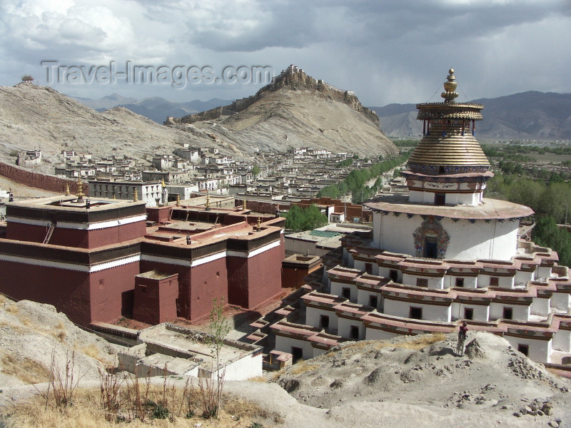 tibet11: Tibet - Gyantse - Xigazê Prefecture: the Kumbum chorten - a stupa with chapels inside - the Palchor / Palkhor monastery and the town - photo by P.Artus - (c) Travel-Images.com - Stock Photography agency - Image Bank