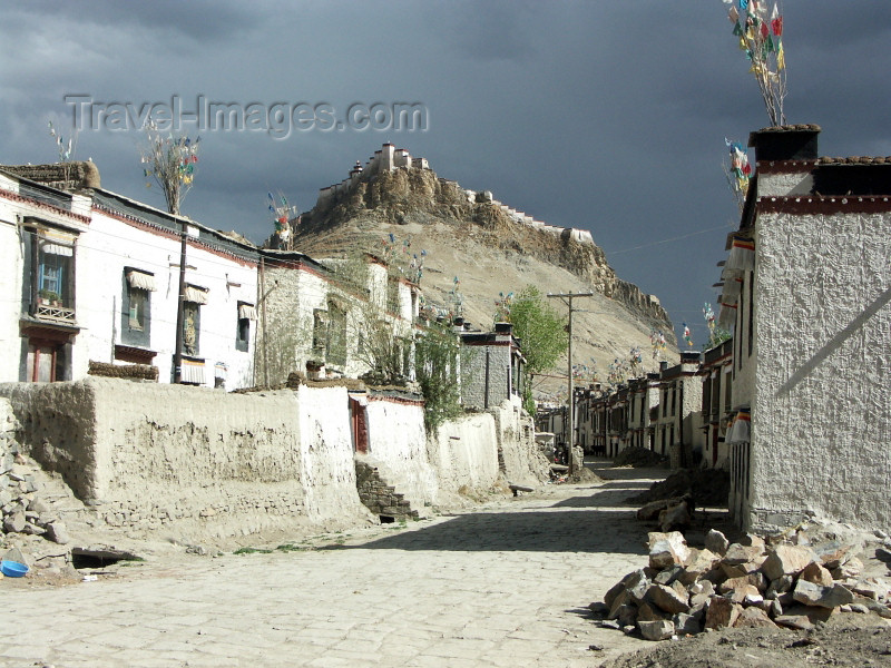 tibet23: Tibet - Gyantse: the Dzong and the town - photo by P.Artus - (c) Travel-Images.com - Stock Photography agency - Image Bank