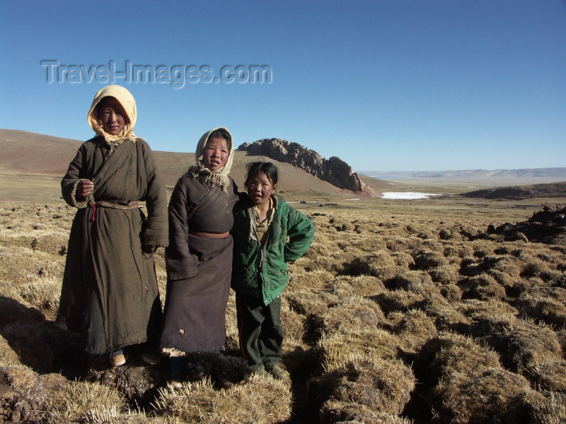 tibet28: Tibet - Lake Namtso: trio of Tibetan girls - photo by P.Artus - (c) Travel-Images.com - Stock Photography agency - Image Bank