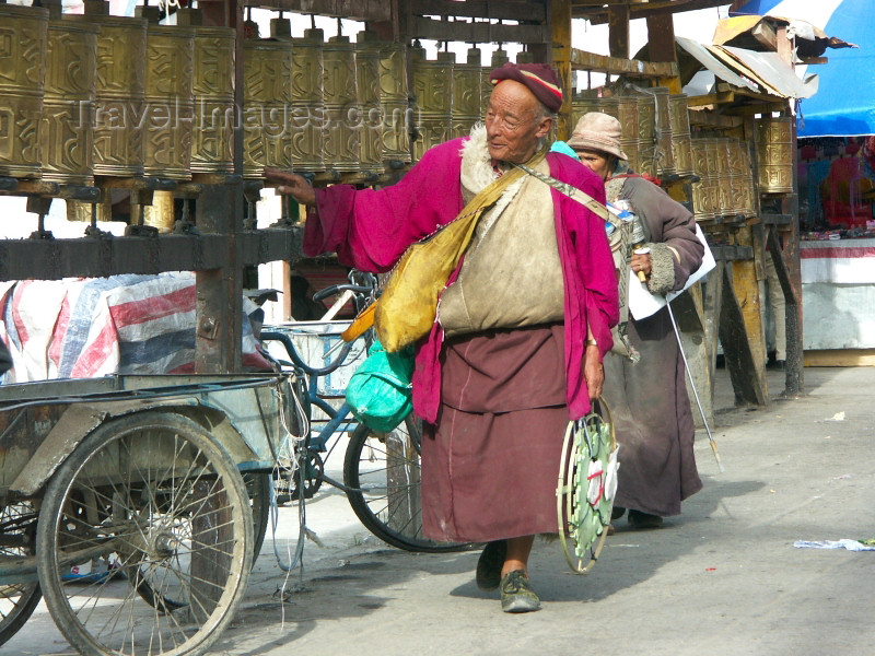 tibet30: Tibet - Lhasa: temple - faithful walk solemnly along turning the prayer wheels - man - mani chos-'khor - photo by P.Artus - (c) Travel-Images.com - Stock Photography agency - Image Bank
