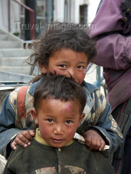 tibet35: Tibet - Lhasa: shy kids - photo by P.Artus - (c) Travel-Images.com - Stock Photography agency - Image Bank