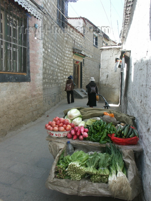 tibet36: Tibet - Lhasa: back alley - photo by P.Artus - (c) Travel-Images.com - Stock Photography agency - Image Bank