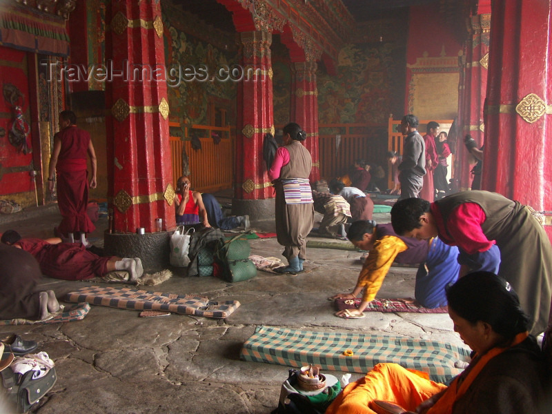 tibet38: Tibet - Lhasa: praying in a temple - photo by P.Artus - (c) Travel-Images.com - Stock Photography agency - Image Bank